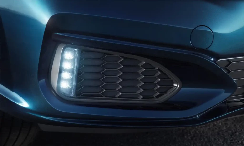 Luz de rodagem diurna (DRL) em LED acesa no para-choque dianteiro de carro Honda azul